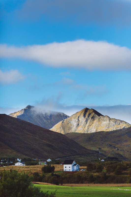 以山为背景的乡村住宅——罗浮敦群岛，挪威