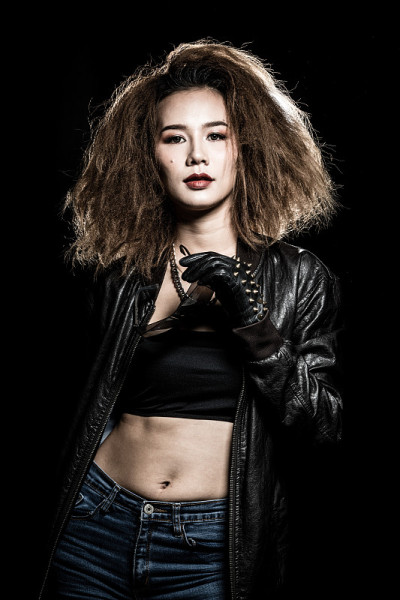 时尚亚洲女人古铜色皮肤，非洲发式，fu头发，眼睛