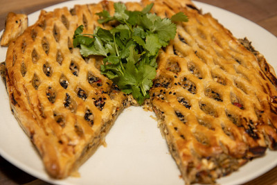 白色盘子里的美味素食派