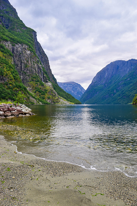 奈利峡湾的景色。位于Gudvangen的Viking村Njardarheimr附近。挪威。