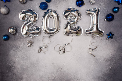 2021年金色圣诞气球孤立在白色背景上。氦气球，金箔号。2021年新年快乐的数字。聚会装饰、周年纪念