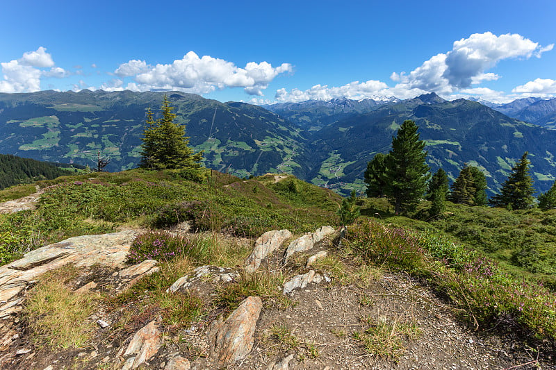 高山景与蓝天和石头在前景。奥地利，泰洛，齐勒塔尔，齐勒塔尔高山公路，齐勒塔尔Hoehenstrass