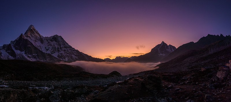 傍晚从楚雄看到的山景全景。