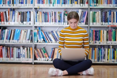 学生使用笔记本和学校图书馆