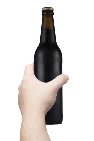 手里拿着一瓶冰啤酒