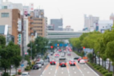 抽象模糊的背景与汽车在道路上