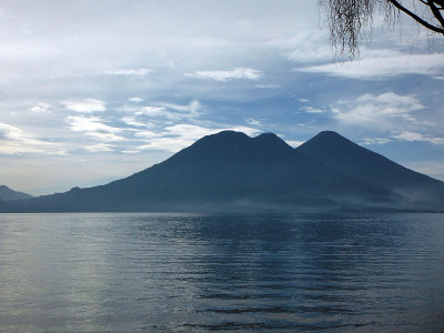 阿提特兰湖的三座火山