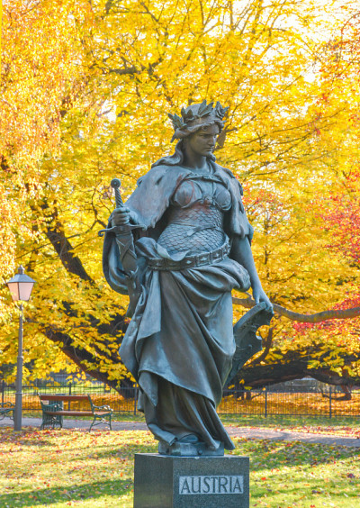 雕像代表奥地利在城市公园Stadtpark，一个绿色的岛屿在城市中央，格拉茨，斯蒂里亚地区，奥地利。