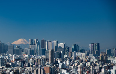 大东京新宿地区建筑密集，城市景观和富士山