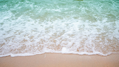 沙滩与白色的海柔软的波浪