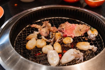 生牛肉和猪肉切片放在烤架上烧烤或日式烧肉