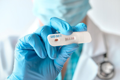 医生提供新型冠状病毒(COVID-19)新型冠状病毒(SARS-CoV-2) IgM和IgG抗体的实