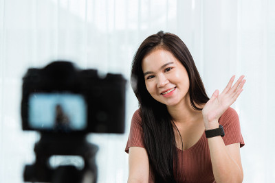 美丽的女人博客与现场录音谈话视频在线视频博客频道