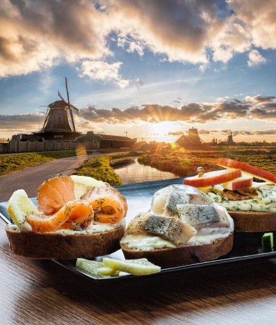 在荷兰阿姆斯特丹地区的Zaanse Schans，传统的荷兰风车和鱼尾板(三文鱼和鳕鱼三明治)对抗日