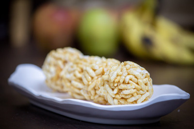 在碗里的甜泡饭团(也称为muri, porri)。Muri ball是印度次大陆著名的甜品，由Mur