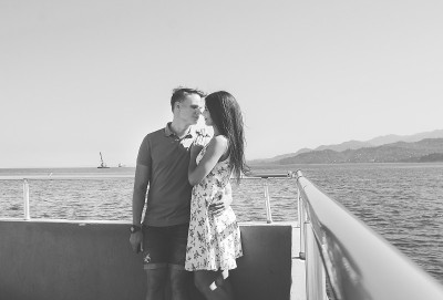 浪漫快乐的女人和男人。海上度假。