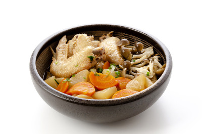 日本料理，炖鸡翅和蔬菜