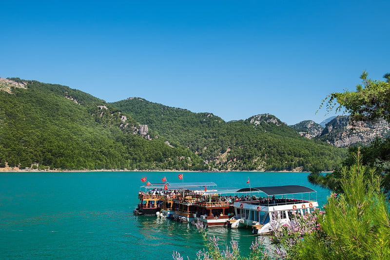 土耳其马纳夫加特河(绿色峡谷)上的船只