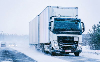 芬兰拉普兰雪地上的卡车