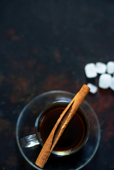 咖啡杯黑色背景上的肉桂
