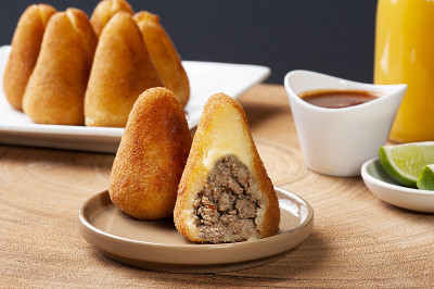 牛肉coxinha。巴西美食的开胃菜在酒吧和派对。