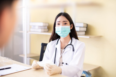 手持医生测量病人的压力。医疗工作者在检查血压或其他健康的年轻人期间。