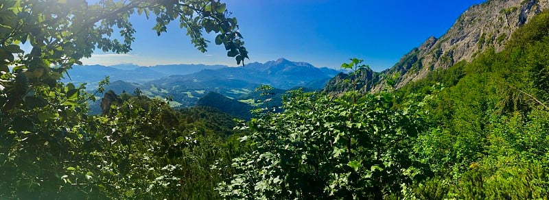 从昂特斯堡山(萨尔茨堡，奥地利，欧洲)观看达赫斯坦山和Bischofsmütze山