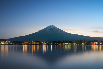 日落后在川口湖的富士山