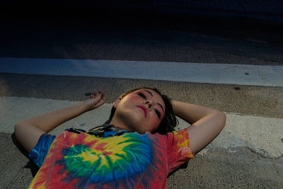 年轻的少年与另类的目光漫步在街上