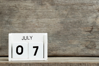 白色的木版日历显示日期7月7日和月7日