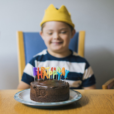 可爱的男孩在庆祝他的生日