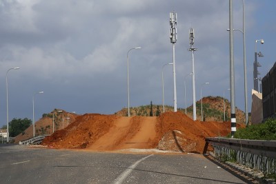 桩地阻塞公路。