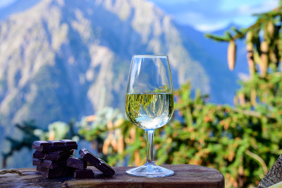 一杯瑞士或萨沃伊干白葡萄酒，纯巧克力与阿尔卑斯山峰的背景
