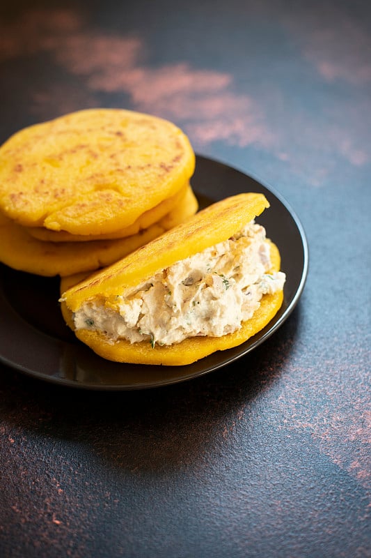 拉丁美洲早餐arepa (arepa):用磨碎的玉米面团加上奶酪和香草制成。委内瑞拉和哥伦比亚美食。