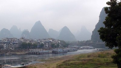 阳朔县在中国广西桂林，喀斯特形成，建筑外观和观光船视图