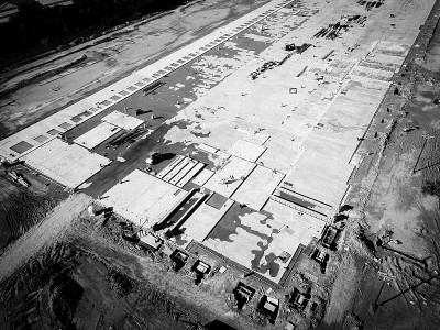 鸟瞰图机械与基础和基础混凝土形成施工现场