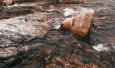 热带河流水流湍急，山石景观，快门速度缓慢