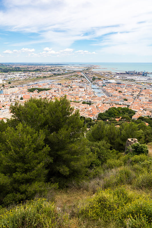 从圣克莱尔山(Occitanie，法国)的高处俯瞰Sète城，Etang de Thau和地中海