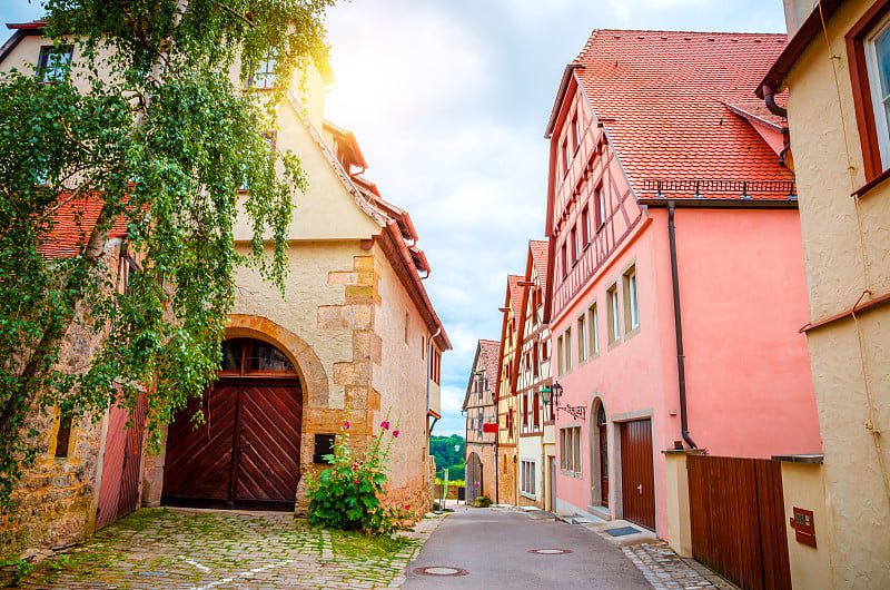 位于德国巴伐利亚州的Rothenburg ob der Tauber美丽的街道，有传统的德国房屋