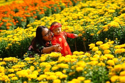 母亲在室外向孩子解释