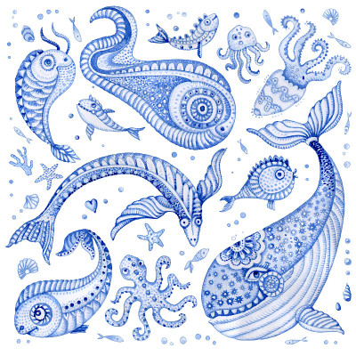 一套靛蓝手绘的童话海洋动物。水彩画幻想鱼，鲸鱼，珊瑚，贝壳，泡沫，孤立在一个白色的背景。蜡染，t恤印