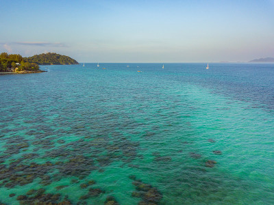 鸟瞰图，夏季热带岛屿丰富多彩的海景