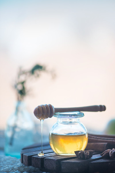 有机蜂蜜在一个玻璃罐子