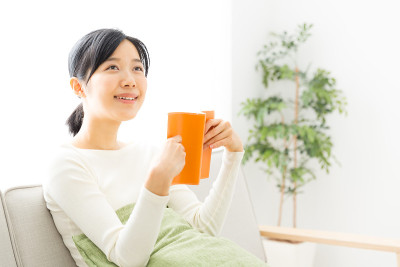 年轻的亚洲女性生活方式形象在客厅