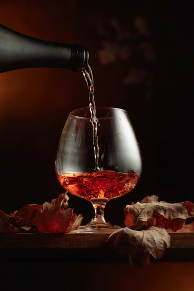 白兰地从瓶中倒入玻璃杯。