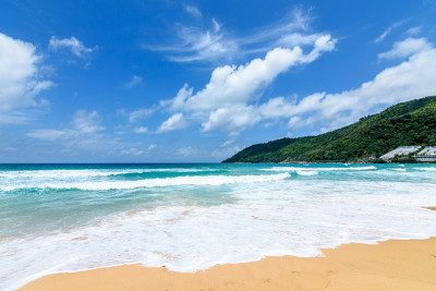 海滩上美丽的波浪