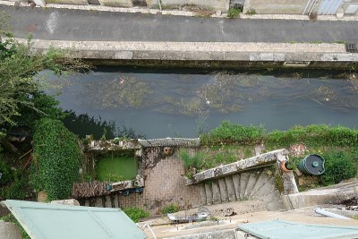 鸟瞰小溪“Le Beuvron”穿过Clamecy村Nièvre Bourgogne-France-
