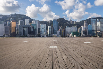 全景天际线和现代商业办公建筑与空的道路，空的混凝土广场地板