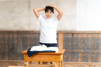 高中女生在教室里换衣服