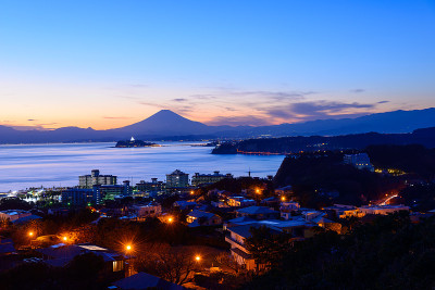 黄昏中的Enoshima和富士山